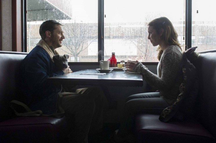 Bob és Rocco kutya a segítőkész Nadia (Noomi Rapace) társaságát élvezi