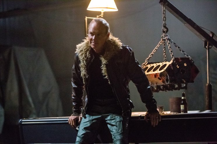 Adrian Tooms (Michael Keaton) tetteit családja iránti elkötelezettségével magyarázza