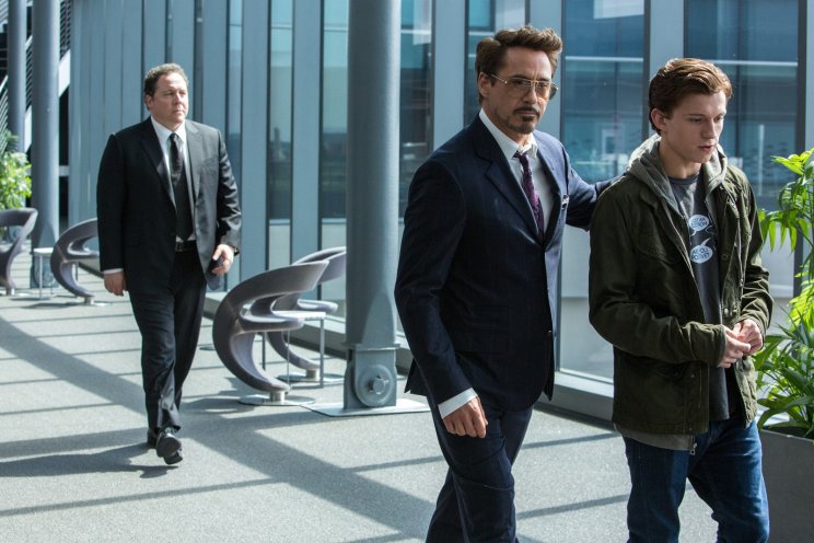 Tony Stark (Robert Downey Jr.) és Happy Hogan (Jon Favreau) igyekeznek jó irányba terelni az ifjú tehetséget