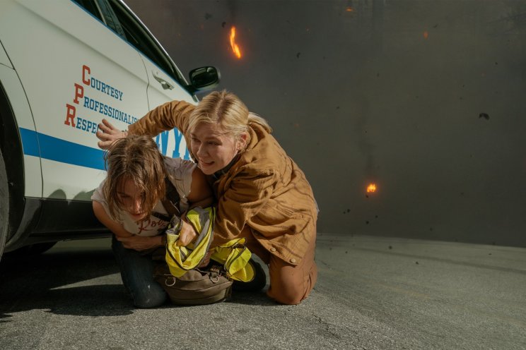 Lee Smith (Kirsten Dunst) nem repesz az örömtől, hogy a fiatal Jessie (Cailee Spaeny) is az események középpontjában akar lenni