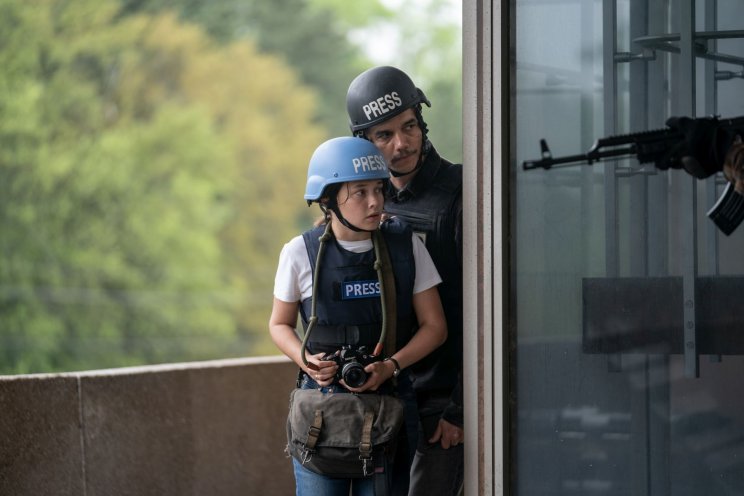 Jessie és Joel (Wagner Moura) szorosan követi a katonákat, bármi is történjék