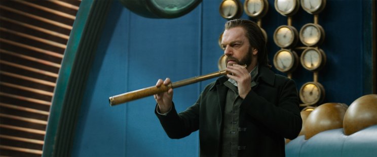 Katherine apja, Thaddeus Valentine (Hugo Weaving) szeret ragadozni, de uralkodni még inkább