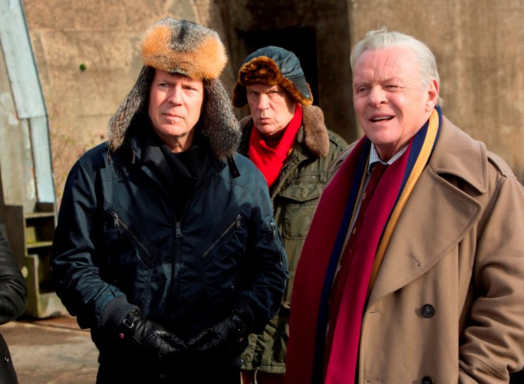 Dr. Bailey (Anthony Hopkins) két másik legenda társaságában