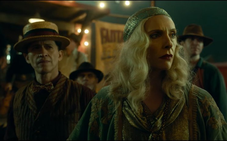 Zeena (Toni Collette) a szemfényvesztés szakértője, de a szellemidézést már nem gyakorolja
