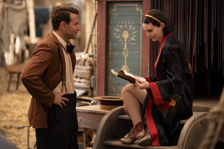 Stan tudja, mivel csavarhatja el a fiatal Molly (Rooney Mara) fejét