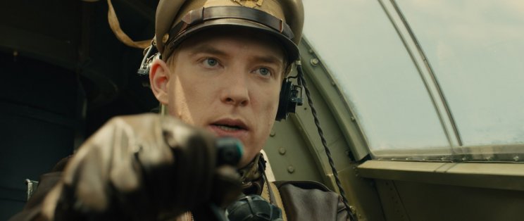 Russell Phillips (Domhnall Gleeson) a pilótafülke relatív kényelmében