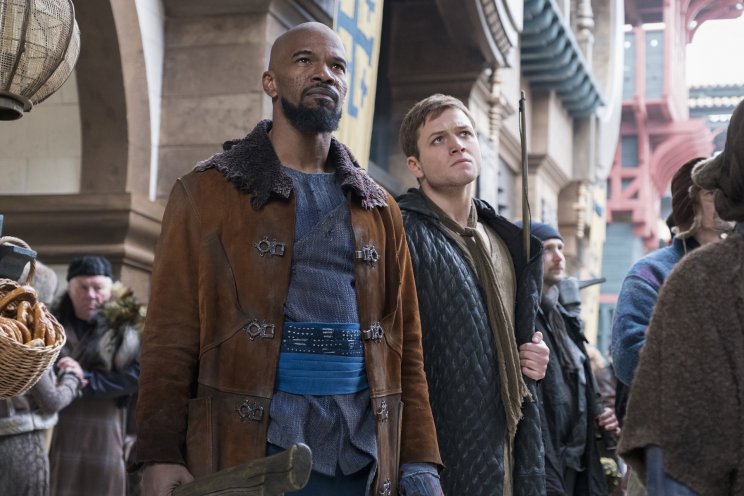 John (Jamie Foxx) és Robin (Taron Egerton) sem szimpatizál Nottingham bírájával