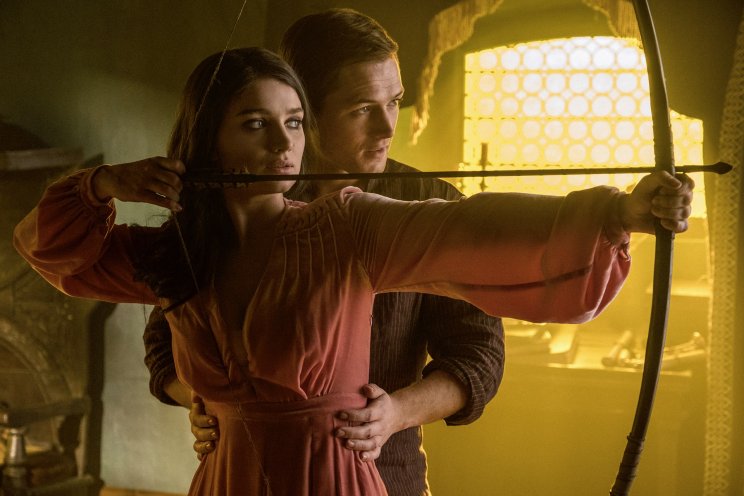 Robin és Marian (Eve Hewson) összeköti a kellemeset a hasznossal