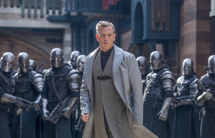 Nottingham bírája (Ben Mendelsohn) másokkal végezteti a piszkos munkát