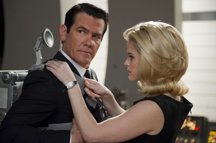 K (Josh Brolin) és O (Alice Eve) ügynök fiatalabb kiadásban