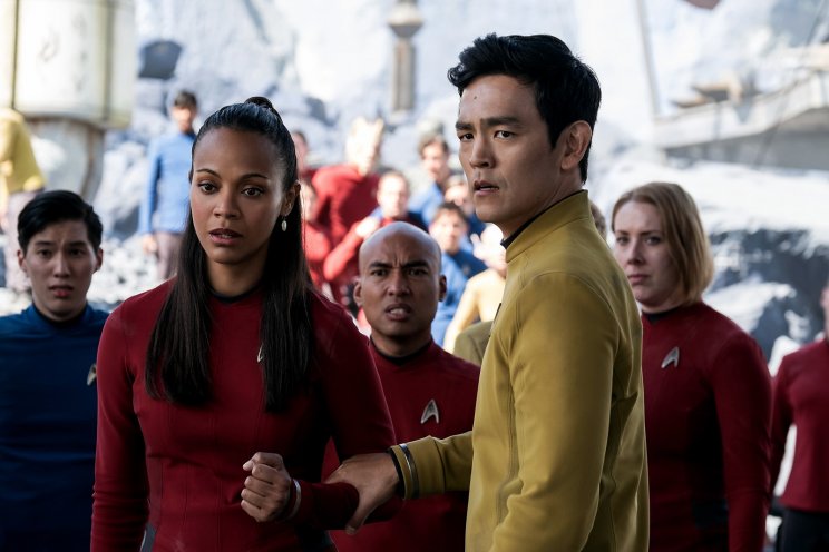 Uhura (Zoe Saldana) és Sulu hadnagy (John Cho) a legénység védelmében