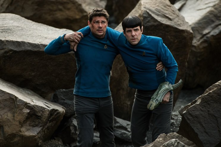Dr. McCoy (Karl Urban) nem csak támogatja Spock-ot (Zachary Quinto), de meg is nevetteti!