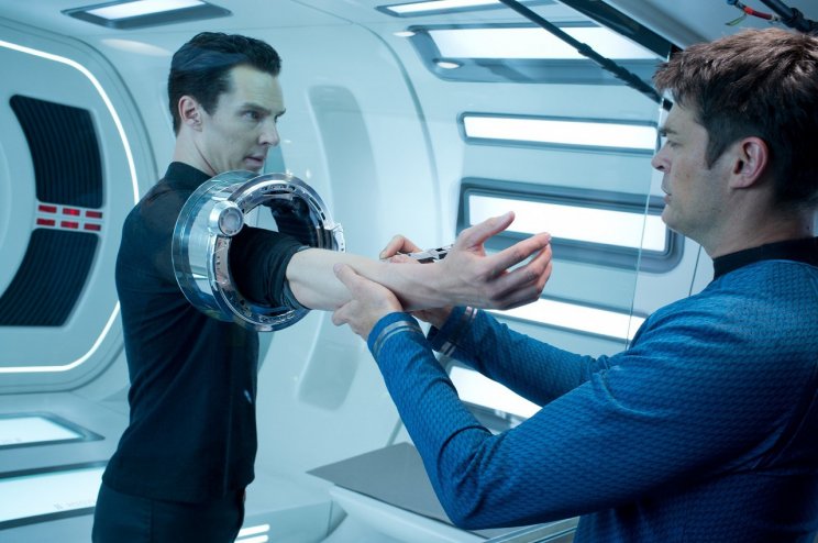 Dr. Leonard "Bones" McCoy (Karl Urban) vérmintát vesz, hátha rájön Harrison titkára