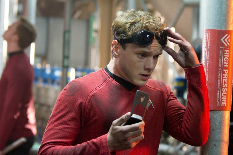 Az ifjú Csekov (Anton Yelchin) a nyakába szakadt gépházban