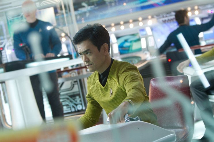 Sulu kormányos (John Cho) ismét magasra tör az Enterprise-szal