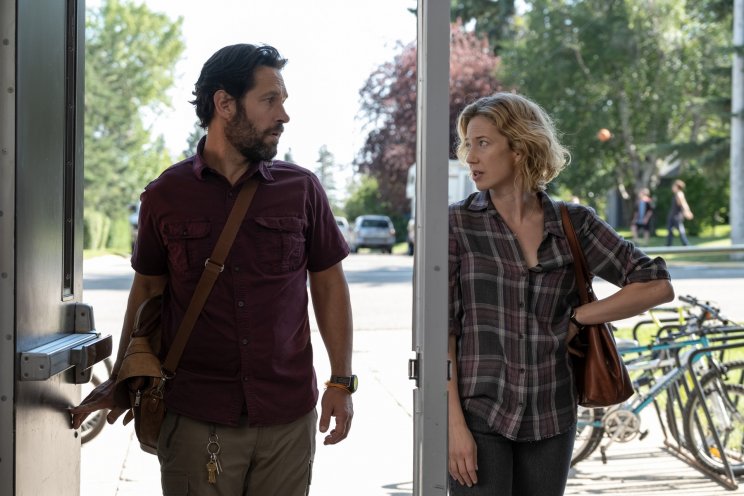 Callie (Carrie Coon) az új tanárral, Mr. Groobersonnal (Paul Rudd) ismerkedik