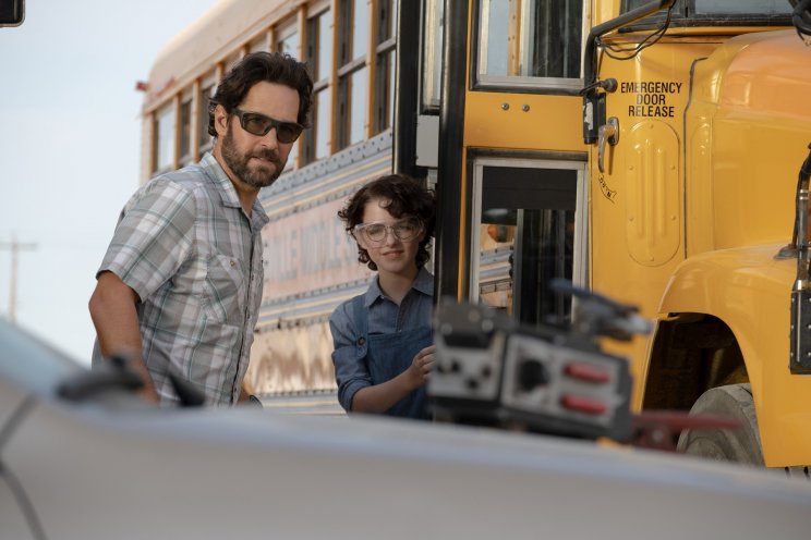 Phoebe (Mckenna Grace) tanári engedéllyel kísérletezik a szellemcsapdával