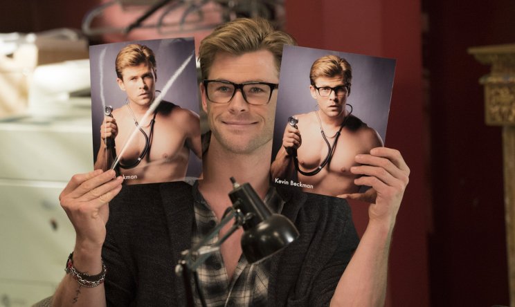 Chris Hemsworth a tökhülye recepciós és a egyetlen színész a filmben, aki játszott is