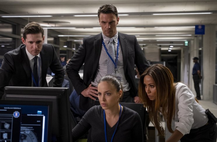 Egy egész hadsereg van Banning nyomában, élükön Helen Thompson FBI-ügynökkel (Jada Pinkett Smith)