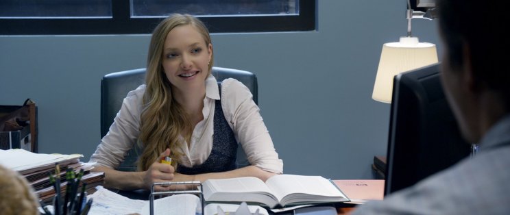 Samantha (Amanda Seyfried) nem az a szokványos ügyvédbojtár, még szívni is szokott
