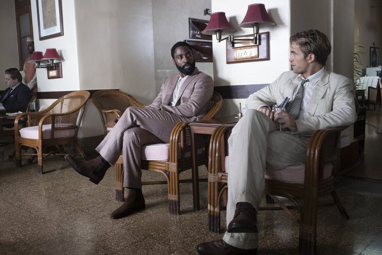 Az ügynök (J.D. Washington) és Neil (Robert Pattinson) kellemesen elcsevegnek a kit tudja miről