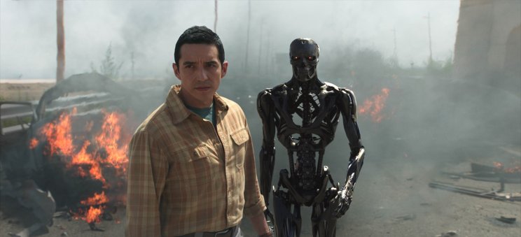A Rev-9 típusú terminátor (Gabriel Luna) könnyen kikel magából