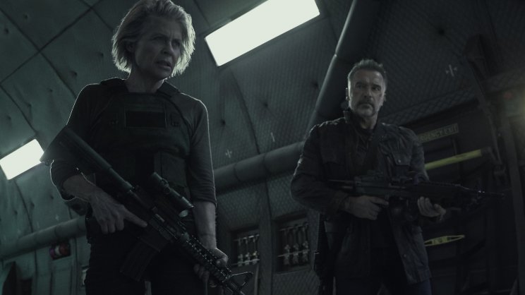 Sarah még mindig fenntartásokkal bír a gépek iránt, legyen szó akár egy régi T-800-ról (Arnold Schwarzenegger)