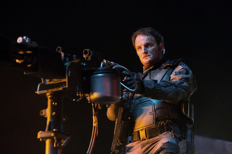 John Connor (Jason Clarke) rendíthetetlenül küzd a gépek uralma ellen