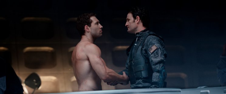 Kyle Reese (Jai Courtney) önként utazik vissza az időben, hogy megállítsa a Halálosztót
