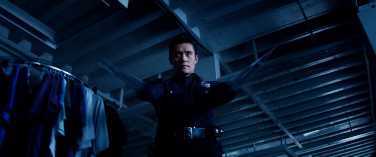 A folyékony fémből álló T-1000 (Byung-hun Lee) is bekapcsolódik a mókába