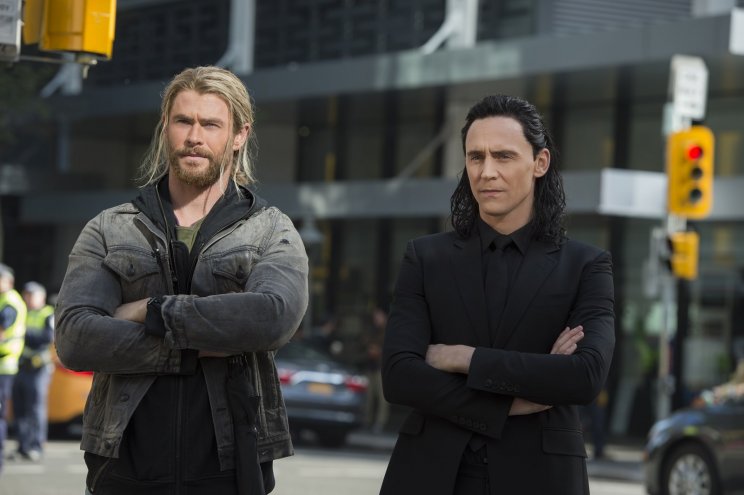 Thor és Loki (Tom Hiddleston) ezúttal egyetlen rövid kiruccanást tesz Földünkre