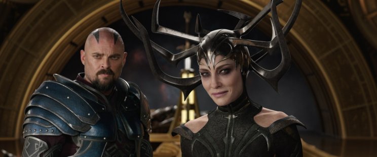 A gonosz Hela (Cate Blanchett) és asgardi talpnyalója, Skurge (Karl Urban)