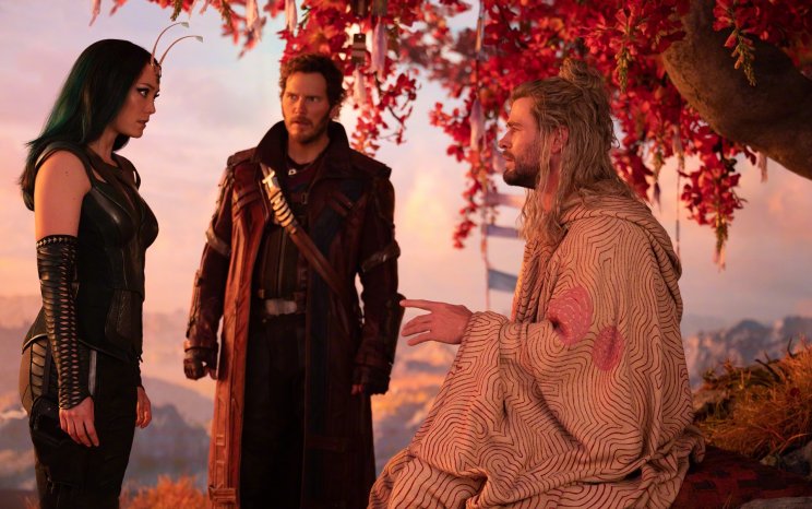 Thor (Chris Hemsworth) megpróbál békére lelni, miközben a galaxis őrzőivel bandázik
