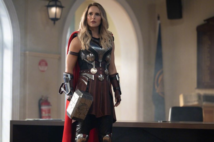 Jane Foster (Natalie Portman) ezúttal a Hatalmas Thorként tündököl