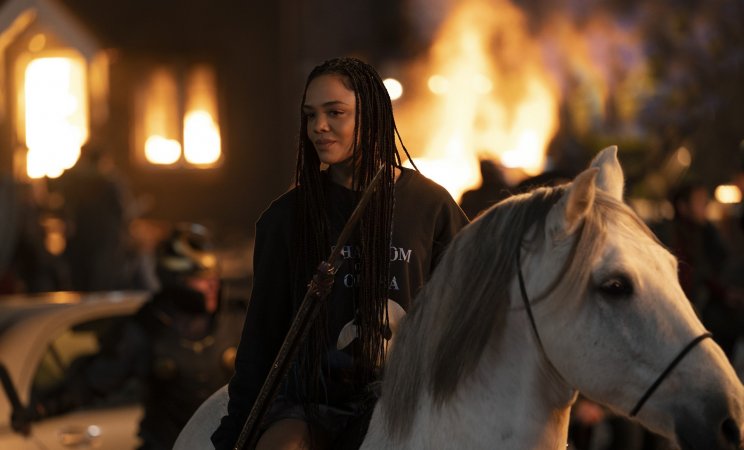 Valkűr király (Tessa Thompson) igyekszik megvédeni és igazságosan vezetni népe maradékát