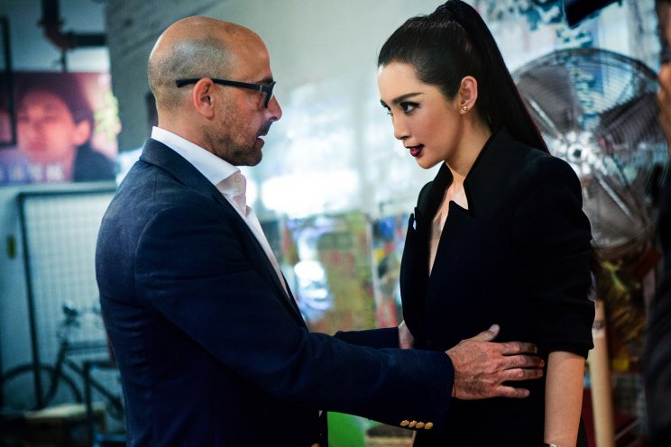 A KSI vezér Joshua Joyce (Stanley Tucci) kolléganőjét nyugtatgagtja