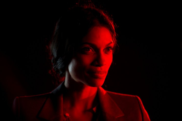 Elizabeth (Rosario Dawson), az emberbűvölő