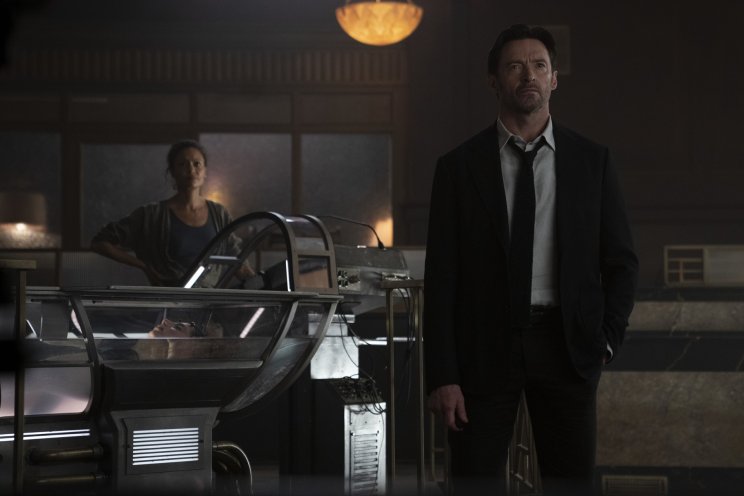 Nick Bannister (Hugh Jackman) és Watts (Thandiwe Newton) árgus szemmel figyeli az alanyokat és azok emlékeit