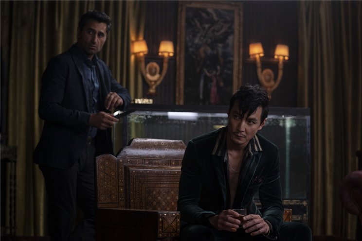 Szent Joe (Daniel Wu) és Cyrus Booth (Cliff Curtis) nem csak kábítószerben utazik