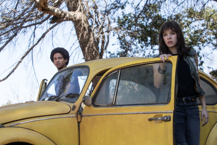 Charlie (Hailee Steinfeld) és Memo (Jorge Lendeborg Jr.) speciális fuvarral lóg