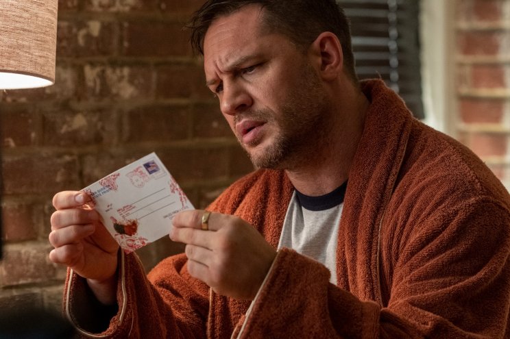 Oknyomozó újságíróként Eddie Brock (Tom Hardy) időnként kap furcsa üzeneteket