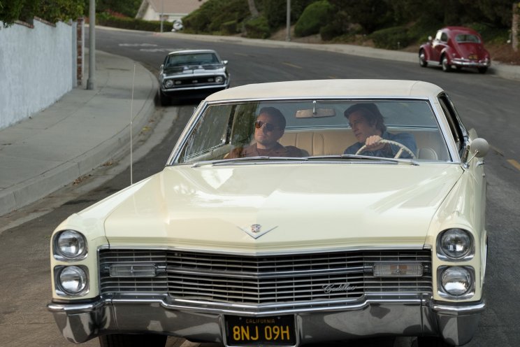 Cliff Booth (Brad Pitt) nemcsak haverja, hanem a sofőrje is Rick Daltonnak (Leonardo DiCaprio)