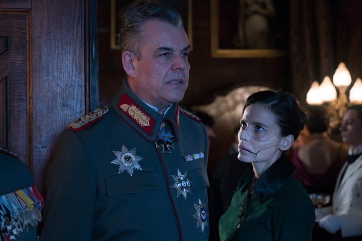 Ludendorff tábornok (Danny Huston) és Doctor Poison (Elena Anaya) nem csupán mérget, hanem egyebet is kevernek