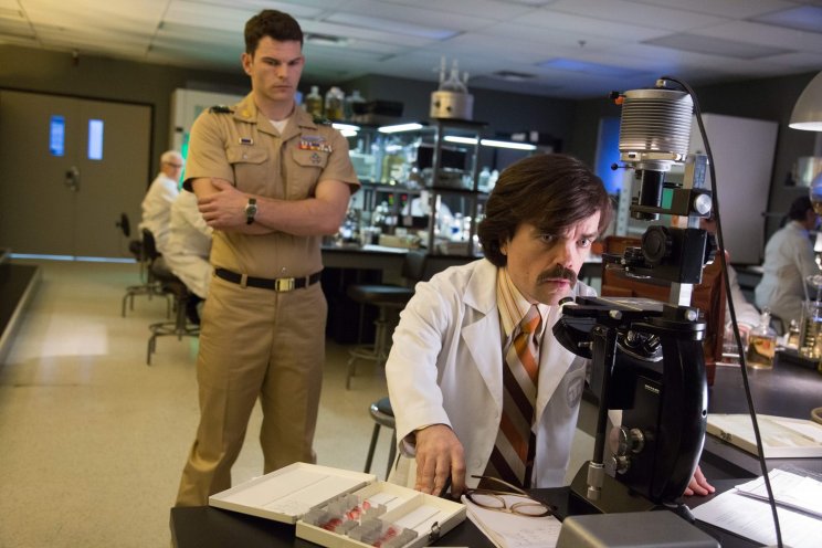 Dr. Bolivar Trask (Peter Dinklage) egy másik régi ismerős, William Stryker (Josh Helman) társaságában