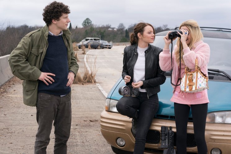 A szőkeség nem könnyíti meg Colombus (Jesse Eisenberg) és Wichita (Emma Stone) amúgy sem egyszerű viszonyát