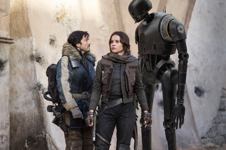 Jyn (Felicity Jones) Cassian (Diego Luna) és K-2SO (Alan Tudyk) nem épp szokványos csapatot alkot