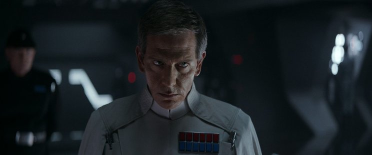 Krennic igazgató (Ben Mendelsohn) mindenre elszánt, hogy sikerre vigye technológiai szörnyszülöttjét
