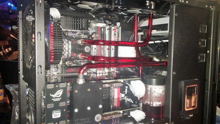 Az Asus vízhűtött.