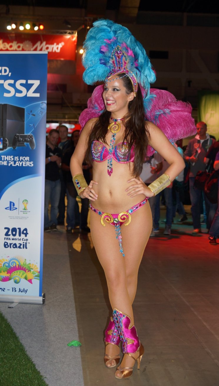 A PlayStation stand brazil táncos szépségeinek egyike örül. De nagyon.