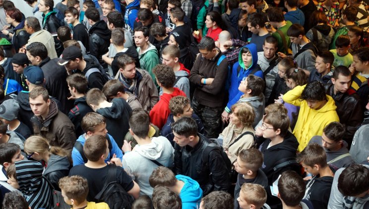 Tömeg percekkel kapunyitás előtt
